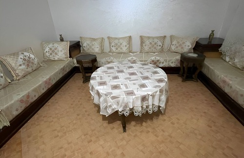 Bni Makada Apartment | Spacious apartment with Moroccan living room and garden view