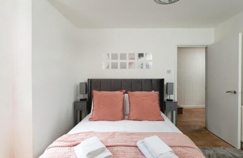 St. Pancras Apartment | Spacious APT with Garden in Central London