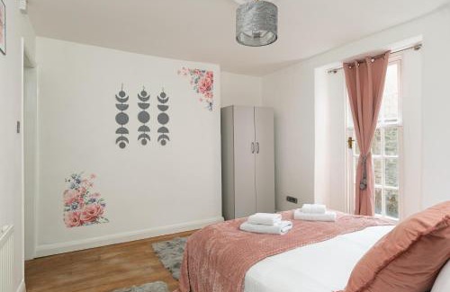 St. Pancras Apartment | Spacious APT with Garden in Central London