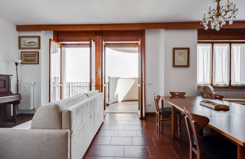 Greco Apartment | Spacious APT with terrace! Central Station 2km away