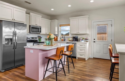 Abilene House | Spacious Bdrms ~ Sleeps 8 ~ Near ACU ~ Summer Savings ~ Pond ~ Playground ~ Dogs