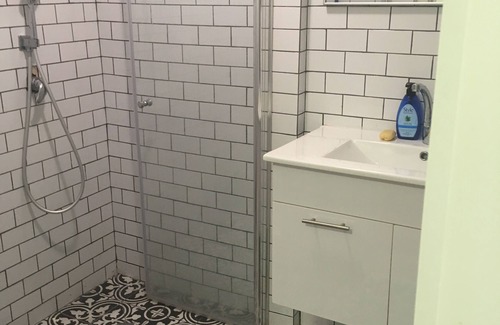 Kerem HaTeimanim Apartment | Spacious Beach Market City Central