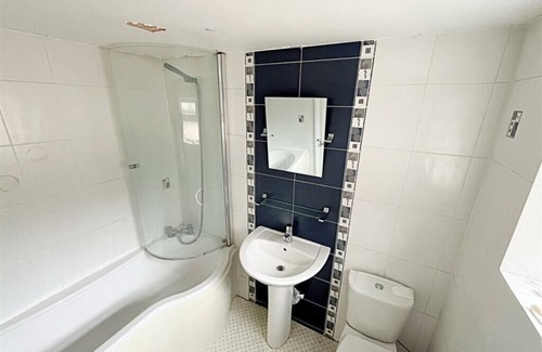Cleethorpes House | Spacious Beachfront Retreat with Parking | Your Perfect Getaway