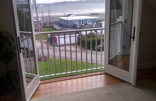 Newport House | SPACIOUS Beachside Family Oasis: 5BR/4BA Home Steps to First Beach!