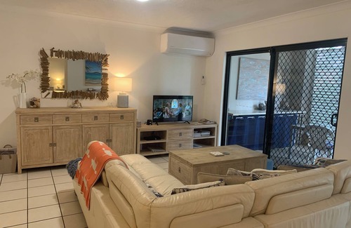 Nundah Apartment | Spacious beachy apartment with leafy outlook.Close to airport, bus, train, shops