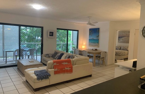 Nundah Apartment | Spacious beachy apartment with leafy outlook.Close to airport, bus, train, shops