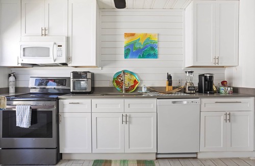 North Carolina Coast House | Spacious Beachy Bungalo One Block From Ocean