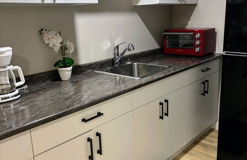 Fort Gary Apartment | Spacious & Beautiful 2 bdrm Suite in family friendly, quiet & safe neighborhood