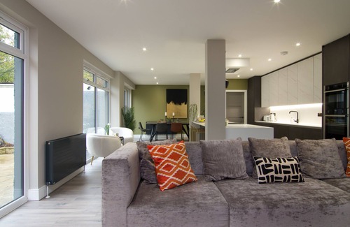 Duddingston Villa | Spacious, Boujee Villa with Garden and Hot Tub