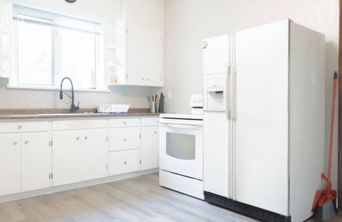 Winnipeg House | Spacious & Bright 2BR Free Parking 8 Mins to Downtownn
