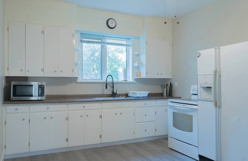 Winnipeg House | Spacious & Bright 2BR Free Parking 8 Mins to Downtownn