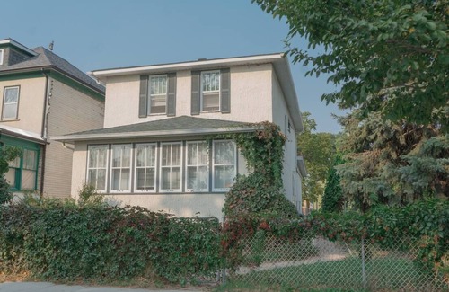 Winnipeg House | Spacious & Bright 2BR Free Parking 8 Mins to Downtownn