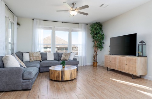 Buda House | Spacious & Bright 4 bed/2.5 bath home in South Austin! Chefs kitchen