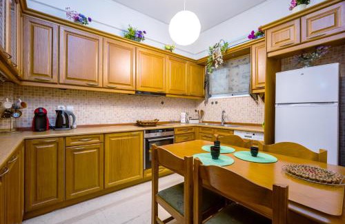 Kinosargous Apartment | Spacious & bright apt near Acropolis