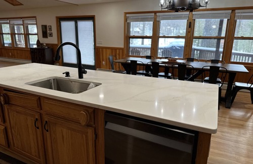 McHenry Cabin | Spacious cabin - Hot Tub - Pool Table - 5 min from Wisp