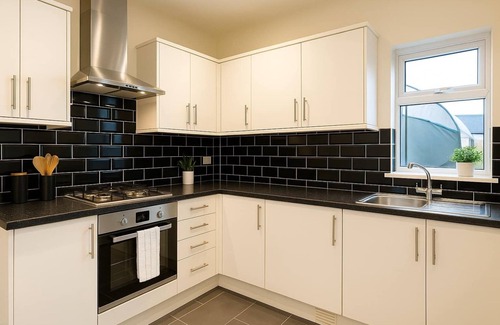 Grangetown House | Spacious Cardiff Home for 12 + Parking + Hot Tub