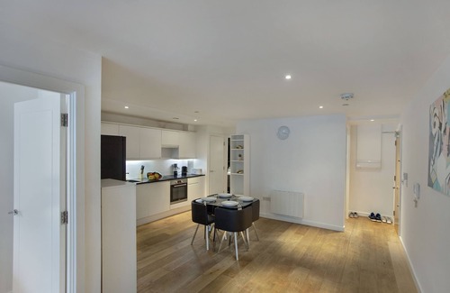 Fairfield Apartment | Spacious Central Croydon Apartment Sleeps 4!
