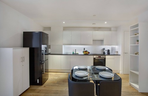 Fairfield Apartment | Spacious Central Croydon Apartment Sleeps 4!