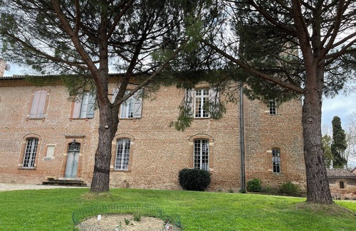 Issus House | Spacious chateau in fabulous Issus with swimming pool and tennis, WiFi