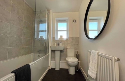 Selly Oak Apartment | Spacious Chic Urban Retreat in Birmingham