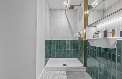 The Westside Apartment | Spacious City Haven - Canal Views - City Centre