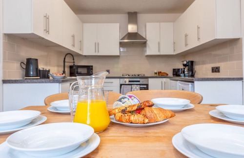 Donnington House | Spacious City House in Telford | Pass the Keys