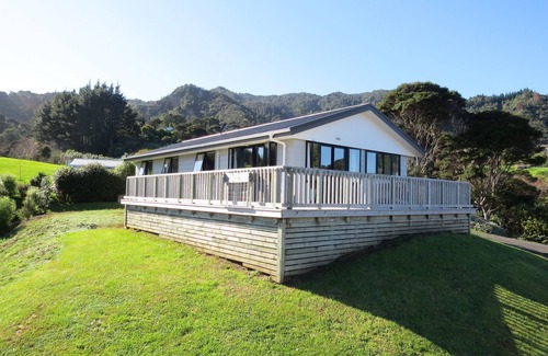 Coromandel House | Spacious clean & sunny home with fabulous views! 2.7kms to town. Unlimited Wi-Fi