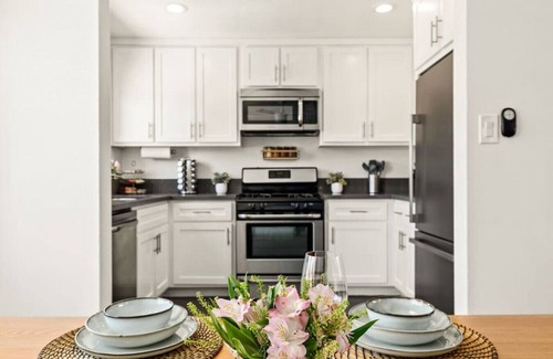 Alamitos Beach Apartment | Spacious Coastal Apartment in a Colorful Community