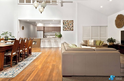 Moruya Heads House | SPACIOUS COASTAL RETREAT - pet friendly with an easy walk to beach or river