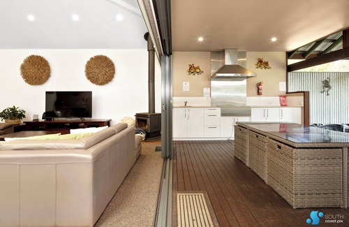 Moruya Heads House | SPACIOUS COASTAL RETREAT - pet friendly with an easy walk to beach or river