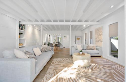 Maroochydore House | Spacious Coastal Retreat Sleeps 10 PacMan Fireplace 5Mins Beach