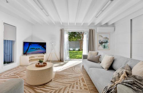 Maroochydore House | Spacious Coastal Retreat Sleeps 10 PacMan Fireplace 5Mins Beach