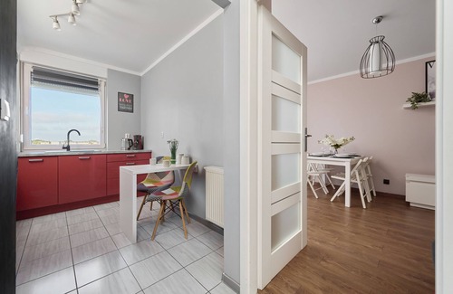 Psie Pole Apartment | Spacious & Colorful Apartment by Renters