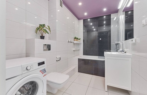 Psie Pole Apartment | Spacious & Colorful Apartment by Renters