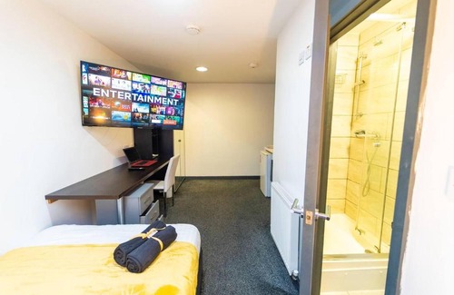 Selly Oak Apartment | Spacious Comfortable studio near the university