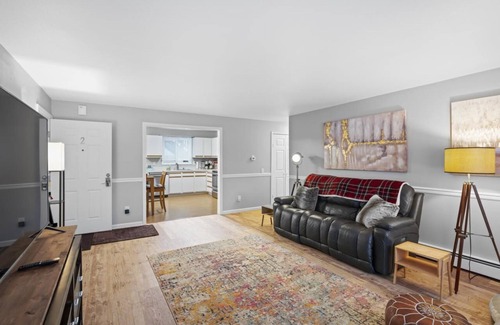 Sand Lake Apartment | Spacious & comfy 2BR apartment on ground level, near airport & shopping