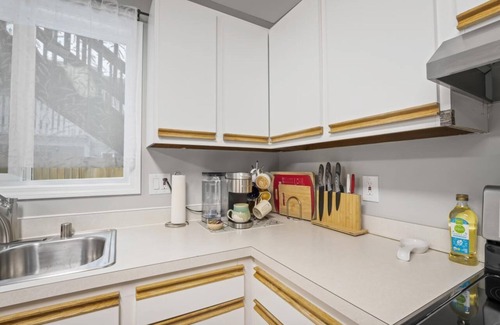 Sand Lake Apartment | Spacious & comfy 2BR apartment on ground level, near airport & shopping