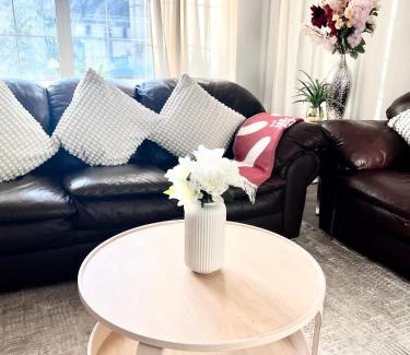 Southwest Calgary House | Spacious & Comfy Main Floor 3BR Suite in Detached House