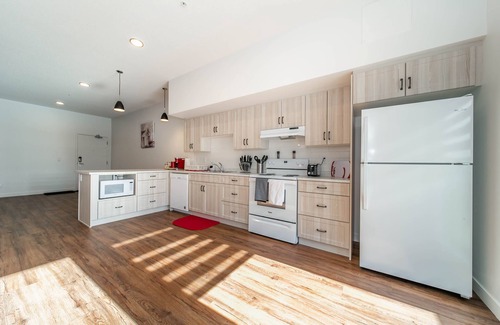 North Central Edmonton Condo | ✦Spacious Condo✦King Bed✦Close to DT✔UGD Parking