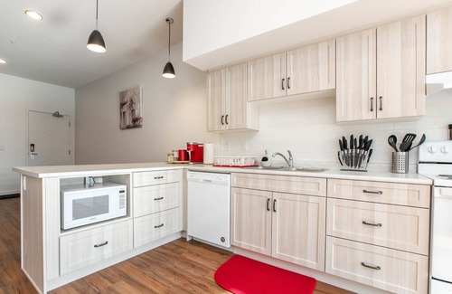 North Central Edmonton Condo | ✦Spacious Condo✦King Bed✦Close to DT✔UGD Parking