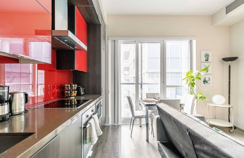 Toronto Entertainment District Condo | Spacious Condo w Stunning Views of Downtown