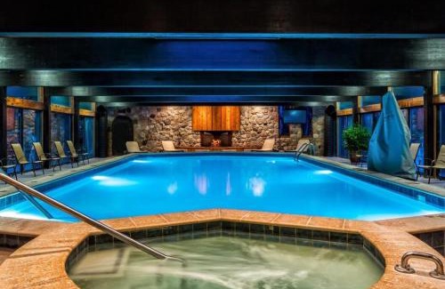 Bellaire House | Spacious Condo with Pool Pass!