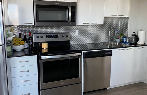 Wexford Condo | SPACIOUS CONDO WITH VIEW OF CITY. POOL.GYM.HOT TUB.SLEEPS 4