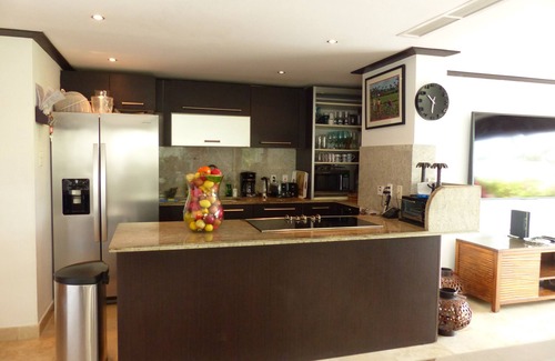 Old Trees Bay Condo | SPACIOUS CORNER UNIT ON GROUND FLOOR