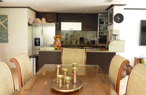 Old Trees Bay Condo | SPACIOUS CORNER UNIT ON GROUND FLOOR