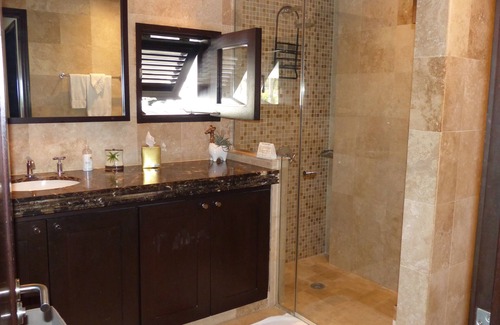 Old Trees Bay Condo | SPACIOUS CORNER UNIT ON GROUND FLOOR