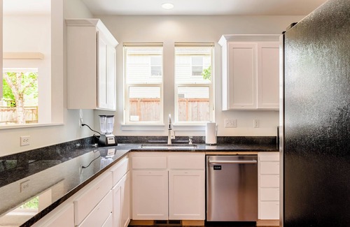 Portsmouth House | Spacious Corporate Haven, AC, WIFI, Workspace