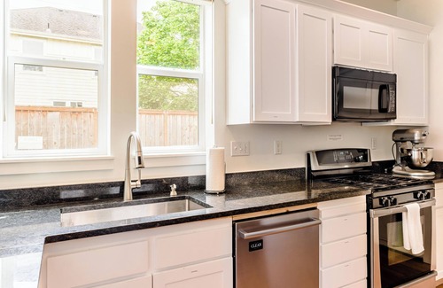 Portsmouth House | Spacious Corporate Haven, AC, WIFI, Workspace