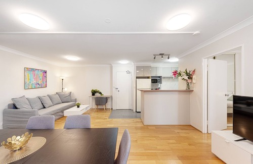 Pyrmont Apartment | Spacious & Cosy 2 Bedroom Apartment in Darling Harbour