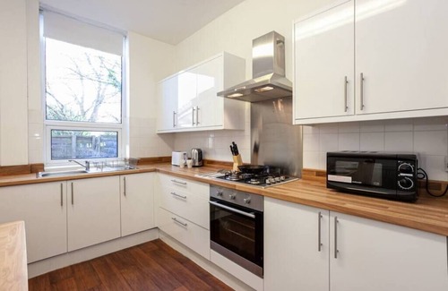 Walkden House | Spacious Cosy 2 Bedroom House by Bridgewater Canal